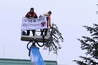 Aktivisté z Poslední generace uřízli v centru Berlína špičku vánoční jedle - Novinky