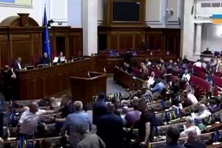 Došlo i na fyzickou potyčku. Ukrajinský parlament schválil zákon o nezávislosti protikorupčních úřadů - Novinky