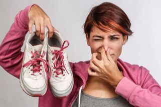 Smrad, že by jeden pad? Jako první pomoc na nevábný odér z bot zkuste sprej, který má každý doma