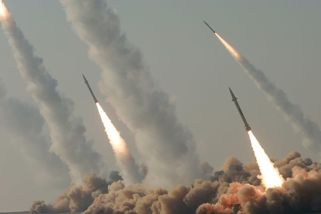 ANALÝZA: Írán je zahnaný do kouta. Uchýlí se nyní k jaderné bombě?