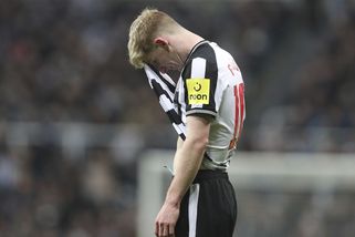 Z euforie do hluboké deprese. Jsme absolutně zničení, přiznal kouč Newcastlu Howe - Sport.cz