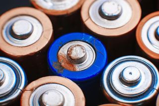 Žena dostala drakonickou pokutu za to, že z vyhozených hraček nevyndala baterky - Novinky