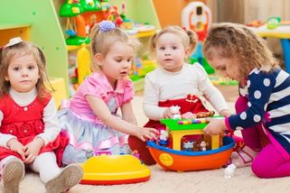 Stát posvětí sousedské hlídání dětí - Novinky