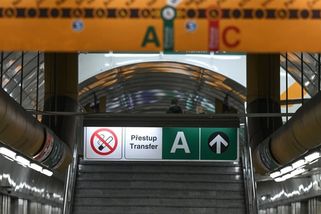 Rázný zásah Čecha v pražském metru: Postavil se muži, který dělal zakázané gesto. Video zaplavilo sítě