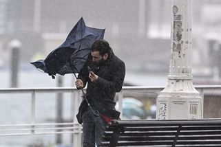 Na Evropu se žene bouře Dave: Hrozí kolaps dopravy i sněžení. Ovlivní počasí v Česku?