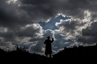 Rusko vztyčuje nové Koněvy. A sochu dětí vydává za „důkaz vraždy“