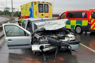 Tři zranění při čelním střetu aut v Praze. Řidička najela na čtyřproudovku v protisměru - Novinky
