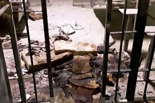 Vězni chtěli zavraždit dozorce „valdickým šídlem“. Když se jim to nepovedlo, měli shořet v cele - Novinky