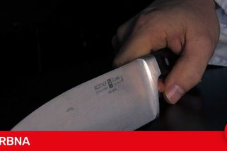 S nožem v ruce dotáhl lupič svou oběť k bankomatu. Následovala blesková akce