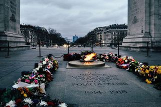 Maročan znesvětil Hrob neznámého vojína v Paříži. Z Věčného ohně si zapálil cigaretu - Novinky