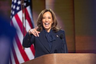 Hvězdný comeback Kamaly Harrisové. Prestižní ocenění a milionový kontrakt