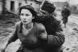 „Zneuctili i Vlastu, Zdenu a Jiřinku.“ Zpovědi o hromadných znásilněních Rudé armády, z nichž mrazí - Médium.cz