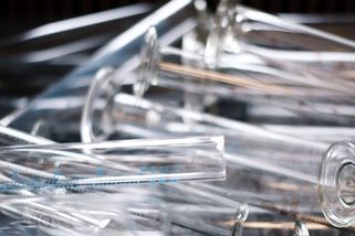 Další neblahý dopad pandemie. Svět se topí ve zdravotnickém odpadu, varuje WHO