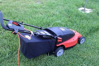 Důchodce mi vynadal, že v neděli sekám trávu. Moje odveta ho donutila prodat celou chalupu - Médium.cz