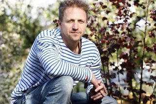 Tomáš Klus má obrovský strach: Miláček rodiny je po velké operaci v nemocnici a bojuje o život - Super.cz