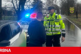 Stovkou přelétli přes koleje. Policisté si posvítili na řidiče u železničních přejezdů