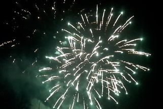 Rakušana neposlechli. V Ostravě odpálili novoroční ohňostroj mezi paneláky - Novinky