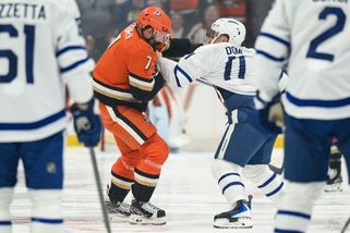 VIDEO: Gudas čelil vlastní chybě, s Torontem se nechal zbít a nebránil se. Gesto ocenili hráči i experti