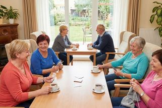 V roce 1990 pracovalo na jednoho důchodce 5 lidí, dnes už jen 2. Spočítali jsme, kdy Česko zbankrotuje