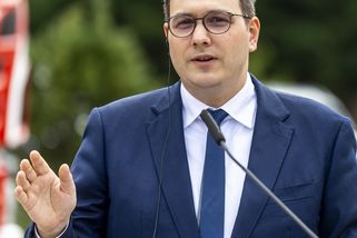 Pověst vlády zachraňuje “bakalář” Lipavský