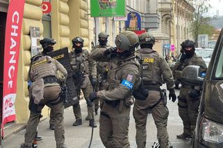 Zabarikádovaného muže v centru Prahy z bytu vytáhla zásahová jednotka - Novinky