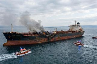 U Bosporu narazil dron do tankeru s ruskou ropou, posádka vyvázla