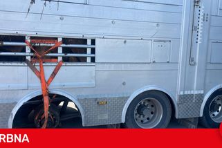 Přívěs bez kola a cizí doklady. Při kontrole kamionu se policisté nestačili divit