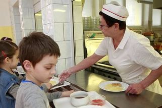 Platy státních zaměstnanců od září? Přidáno by měl dostat jen někdo. Odbory zuří