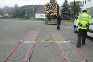 Přetížených kamionů neubývá. Někteří řidiči u sebe vozí 100 tisíc na pokutu - Novinky