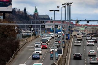 Nejen policie či celníci. Zastavovat auta budou moci i inspektoři s modrým majákem - Echo24.cz