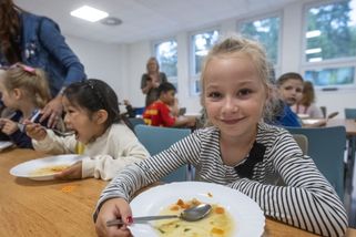 Bouře kvůli školním jídelnám: Rodiče reformu podporují, kritici žádají Babiše o odklad