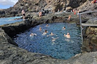 Přírodní koupaliště s teplou vodou i v prosinci. Pár hodin od nás a vstup je zdarma