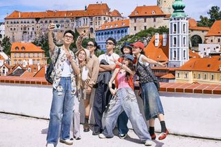 Do Česka táhnou davy Číňanů. Může za to reality show - Novinky