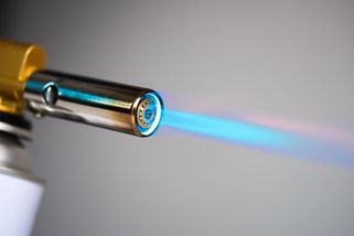 Američan tavil sníh na domě letlampou, chytla mu střecha a podkroví. Kamery natáčely - Novinky