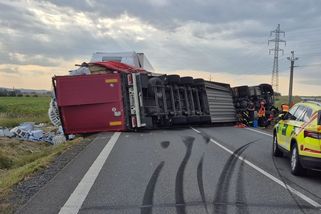 Řidič kamionu hledal v kabině lahev s pitím a napálil to do protijedoucího náklaďáku - Novinky