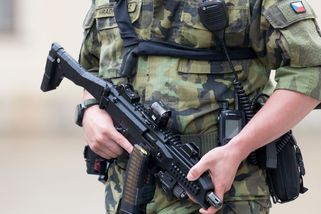 Pro své děti povinnou vojnu nechci. Vychovávat mají rodiče, ne velitel - Médium.cz