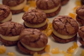 Voňavé čokoládové sušenky se skořicovým krémem a kandovanou pomerančovou kůrou | Sladká akademie