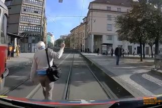 Vulgární chodec brzdil houkající sanitku v Praze, uvnitř se dusil pacient - Novinky