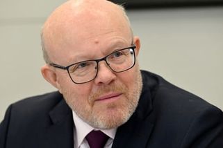 Válek je jako popletený strejda, kritizují ho Zeman a spol. Podle premiéra si vede dobře