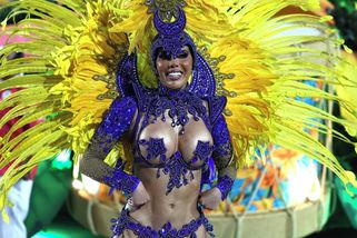 Samba, peří a těla v pohybu: Karneval v Riu je řádně barevný a odvážný