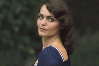 Evu Jakoubkovou (†53) našli až 14 dnů po smrti. Vedla sebevražedný život, společný náhrobní kámen s manželem nemá - Super.cz