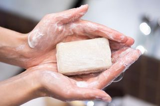 7 nejčastějších prohřešků proti hygieně. Tuhé mýdlo, kýchání do dlaně, kabelka na stole... Děláte je i vy? - Proženy.cz