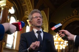 Babiš zuří, Vystrčil porušil jeho zákaz. Odletěl vojenským speciálem na paralympiádu v Itálii