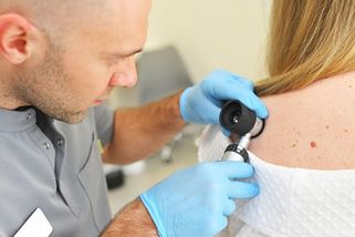 Jen piha, nebo nádor? Melanom je zákeřný, s kontrolou neváhejte, radí lékař - Seznam Zprávy