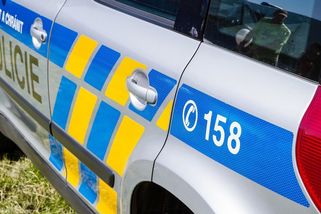 Jste okupanti tohoto státu! Důchodce se ženou a vnučkou v autě odporoval policistům, ti jej vytáhli z auta – eXtra.cz