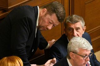SPD a Motoristé nebudou hlasovat pro vydání Babiše a Okamury ke stíhání