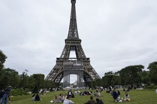 Série znásilnění na Martově poli. Pařížská opozice chce park u Eiffelovky a české ambasády zavírat na noc - Novinky