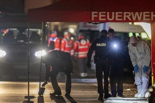 Ztratili respekt. Železnými tyčemi a holemi útočilo 40 lidí v německém Trevíru na policisty - Novinky