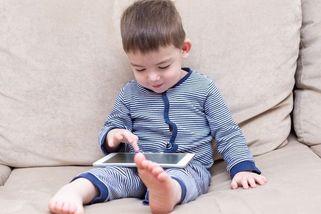 Batolata, která koukají do tabletů či mobilů déle než hodinu denně, mají problémy s chováním - Novinky