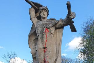Sochu rudoarmějce někdo polil barvou, na podstavec nakreslil pračku - Seznam Zprávy